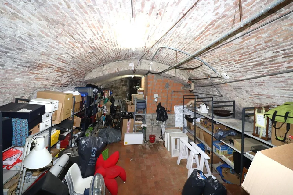 Edificio storico residenziale e commerciale nel cuore di Büren an der Aare – foto 16 di 17