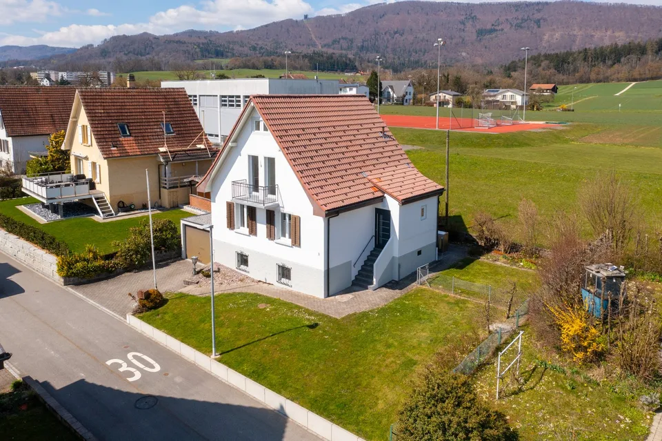 6-Zimmer-Einfamilienhaus mit Garten und Garage in Winznau