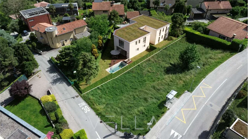 Nuova proprietà in Collina d'Oro: una villa con piscina e due appartam