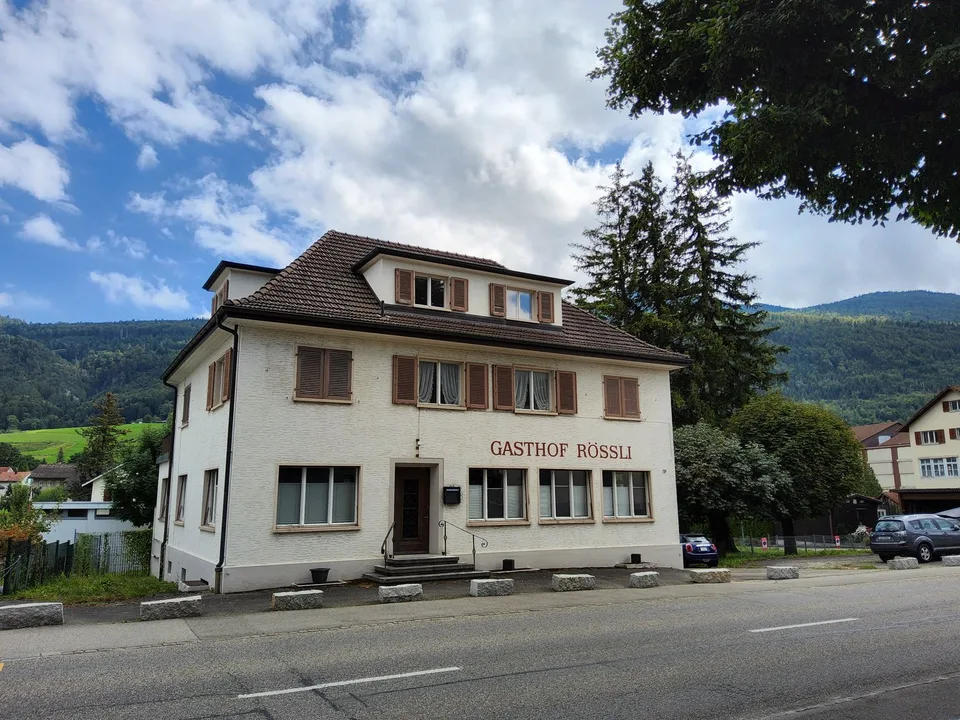8.5-Zimmer Wohnhaus mit Restaurant und Baulandreserve