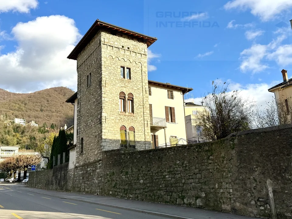 CASA D'EPOCA CON TORRE E GIARDINO IN CENTRO