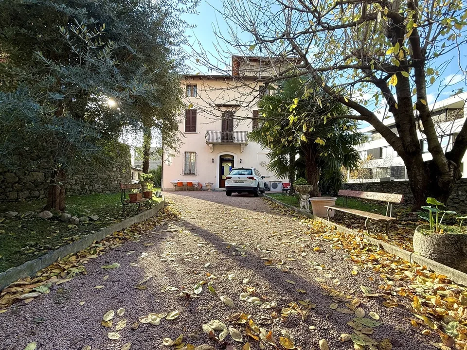 Haus aus der Epoche mit Turm und Garten im Zentrum