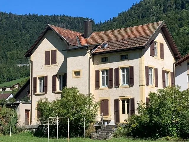 2123 St-Sulpice Sale of an old village house to renovate with large land