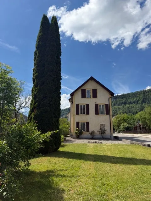 2123 St-Sulpice Sale of an old village house to renovate with large land