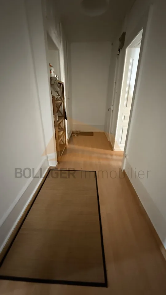 Zu verkaufen Charmantes Apartment mit 2,5 Zimmern im 1. Stock