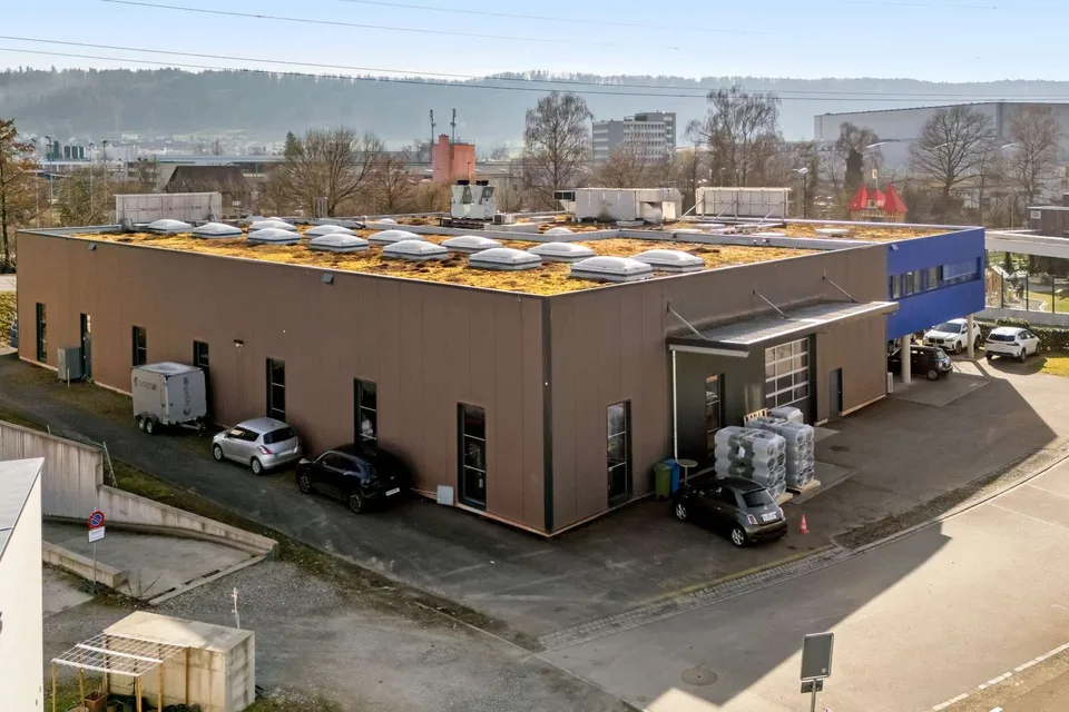 Proprietà commerciale completamente affittata in una posizione attraente e ben collegata a Buchs ZH