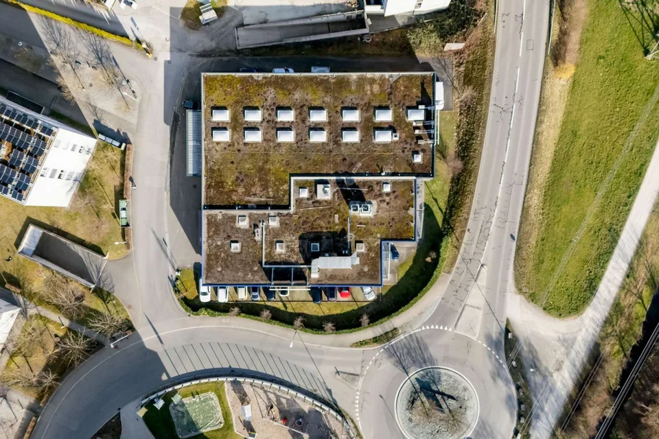 Proprietà commerciale completamente affittata in una posizione attraente e ben collegata a Buchs ZH