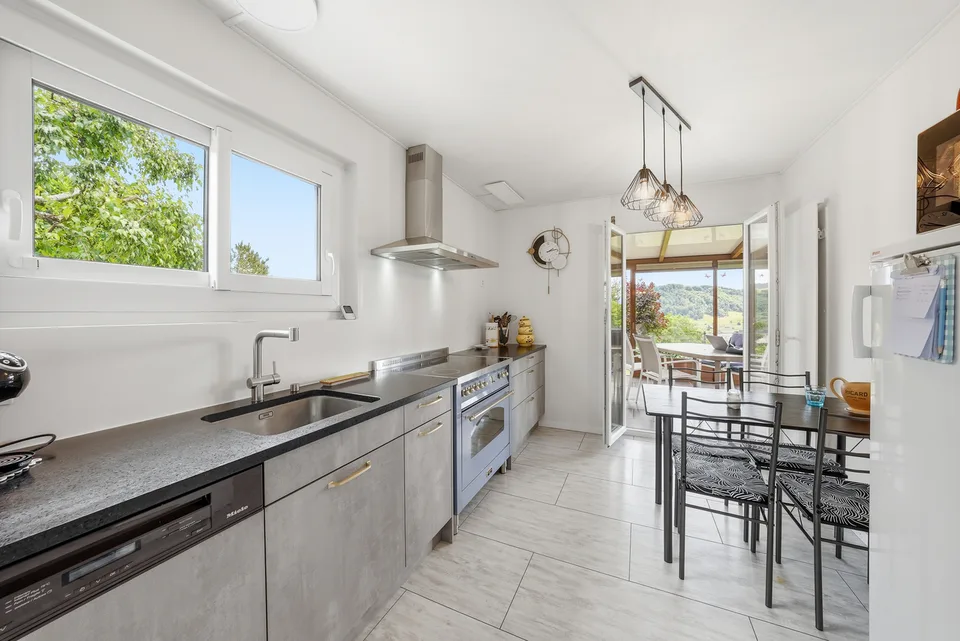 Bellissima villa familiare di 5.5 locali con grande giardino e vista aperta