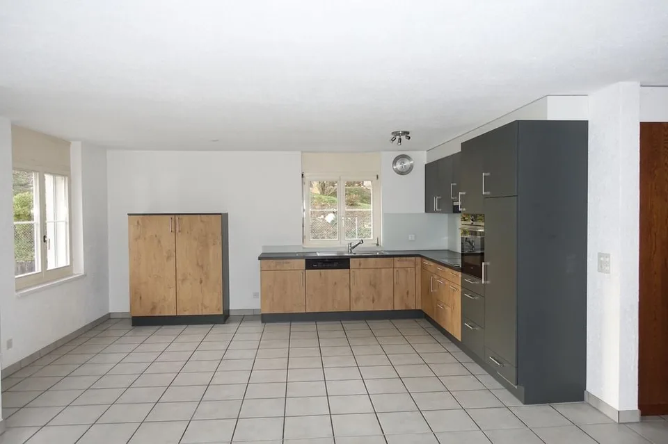 Court - Appartement de 4.5 pièces avec balcon et garage