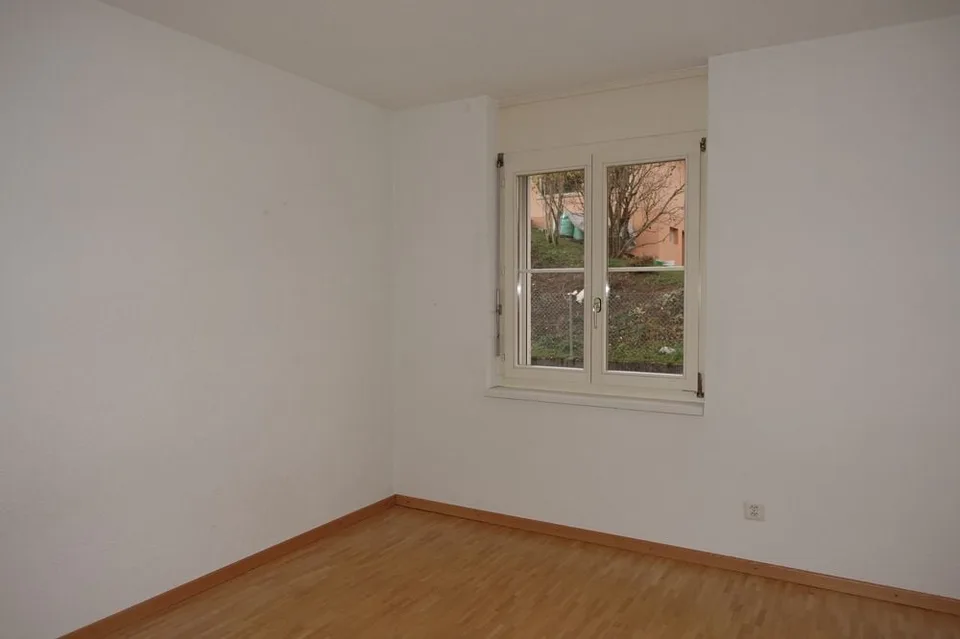 Kurz - 4.5-Zimmer-Wohnung mit Balkon und Garage