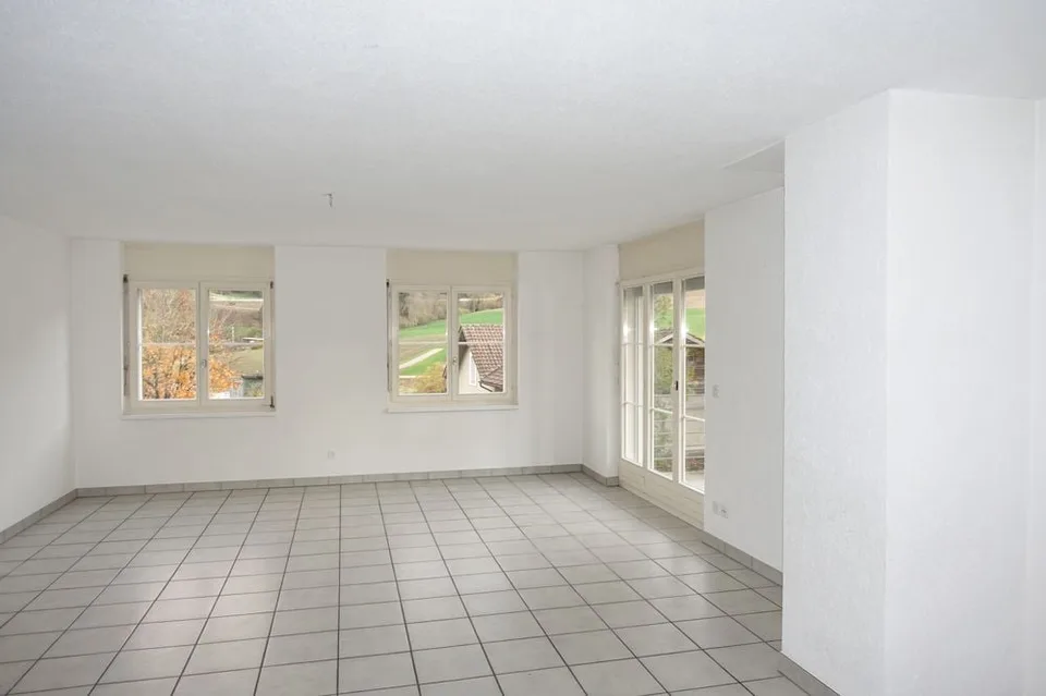 Kurz - 4.5-Zimmer-Wohnung mit Balkon und Garage