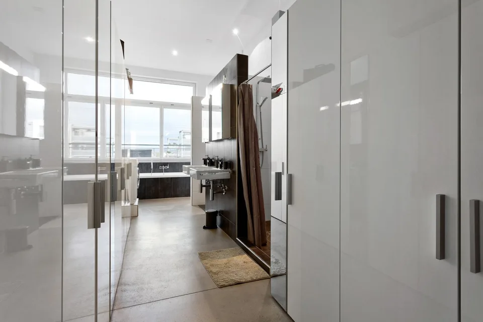 Beautiful loft with a view of the lake – photo 10 of 15