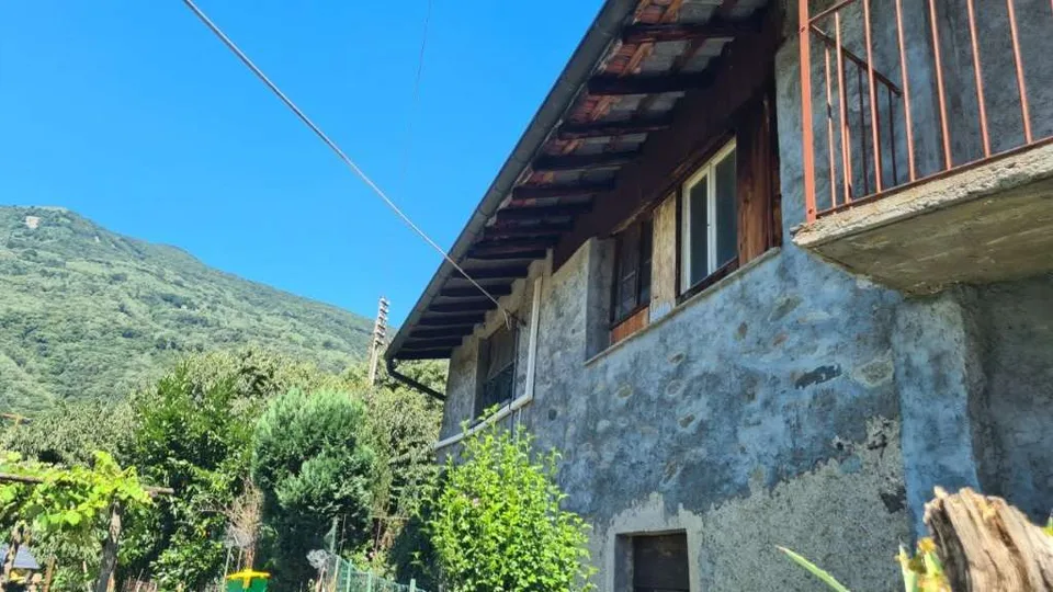 TORRICELLA TAVERNE: CASA DI NUCLEO DA RIATTARE con giardino