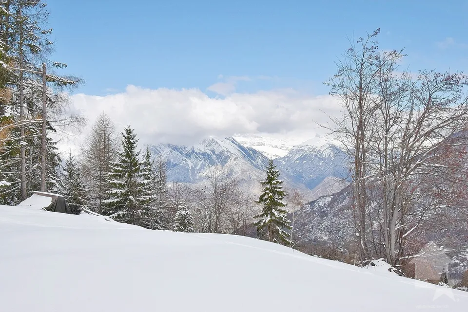 Magnifique emplacement à la montagne avec une vue splendide