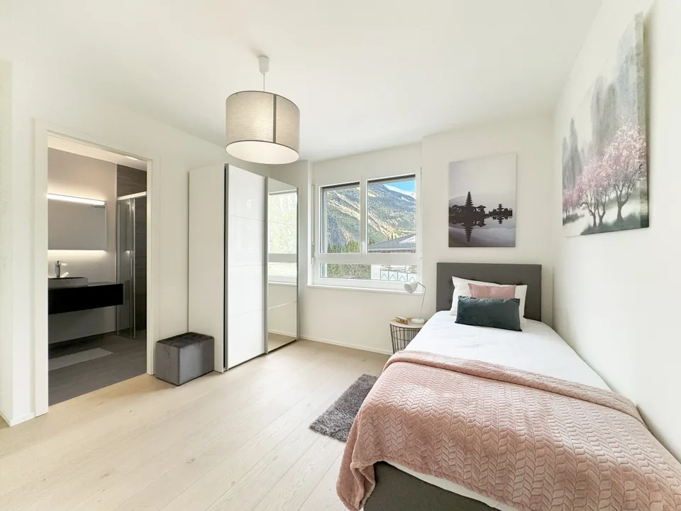 APPARTEMENT 4.5 ZIMMER HOHER WERT - VERGLASTER BALKON & PRIVILEGIERTES LEBENSUMFELD IN SAXON