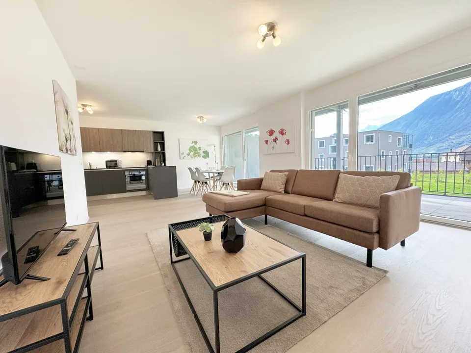 APPARTEMENT 4.5 ZIMMER HOHER WERT - VERGLASTER BALKON & PRIVILEGIERTES LEBENSUMFELD IN SAXON