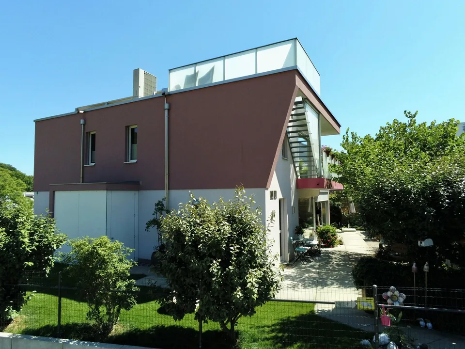 Casa di architettura esclusiva con oasi di benessere, casa intelligente e terrazza panoramica sul tetto