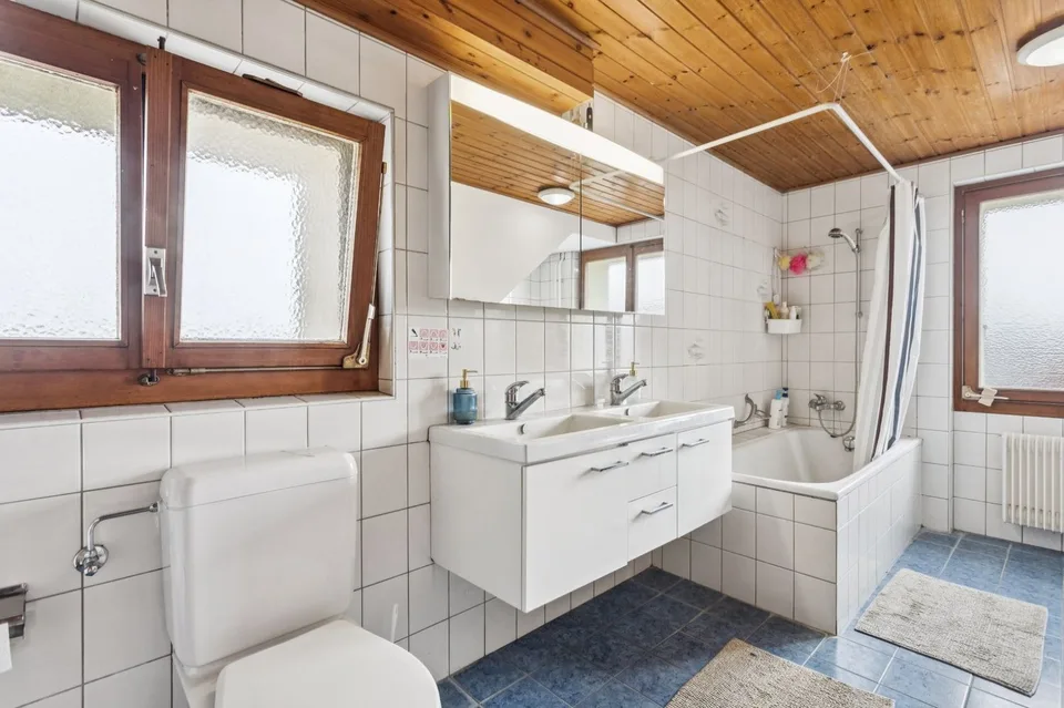 Zweifamilienhaus im Zentrum des Dorfes – Foto 12 von 13