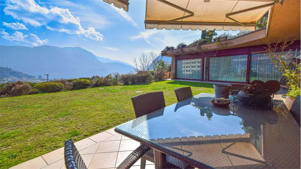 PRESTIGIOSO APPARTAMENTO CON GIARDINO E VISTA LAGO – foto 2 di 13