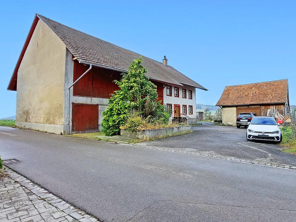 Wohnhaus mit Ökonomieteil und Nebengebäude