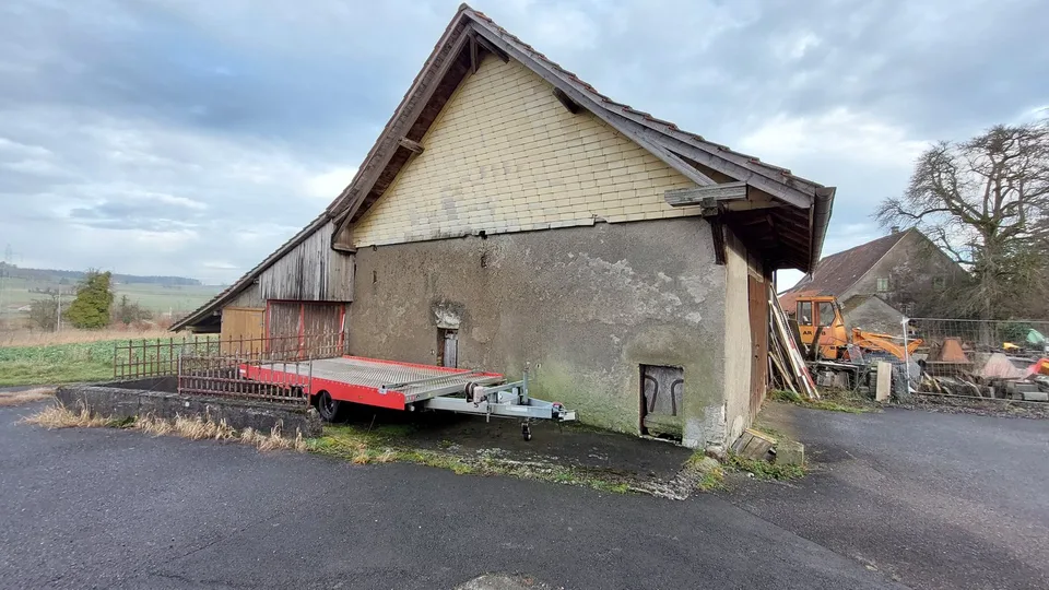 Casa residenziale con parte economica e fabbricato accessorio