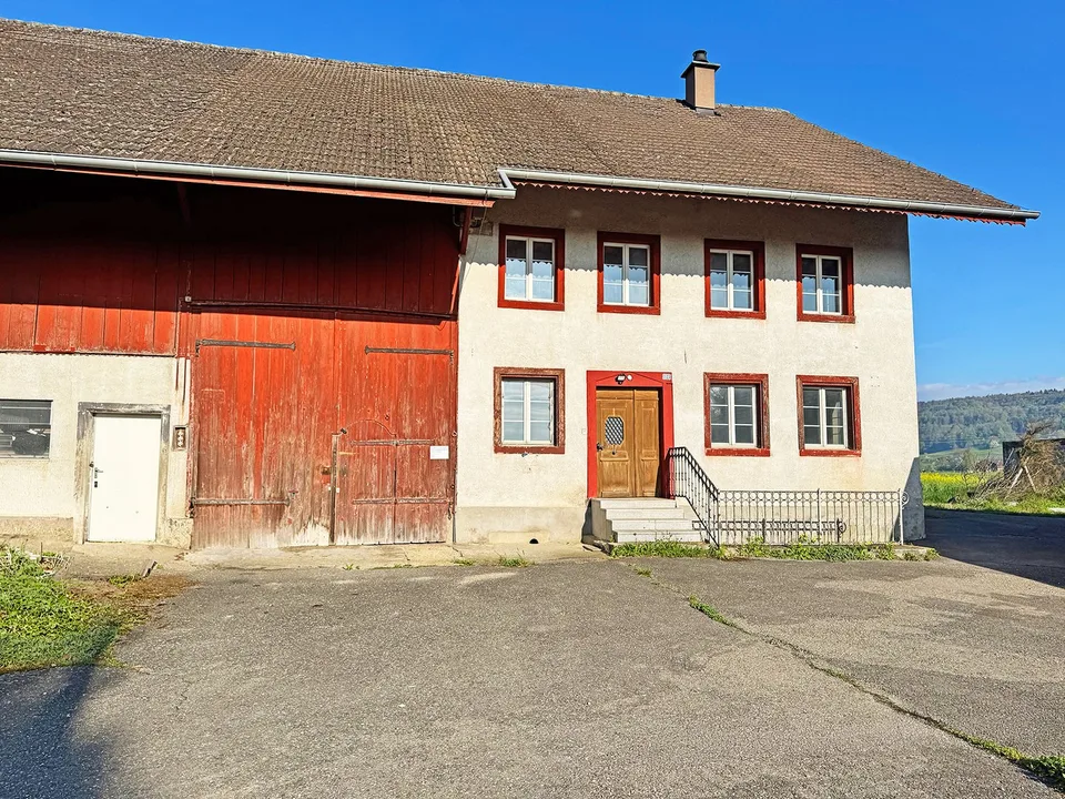 Casa residenziale con parte economica e fabbricato accessorio