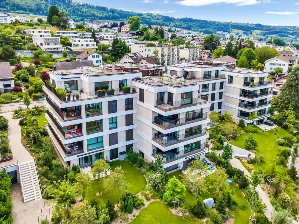 Vivere sul lago di Zurigo: appartamento giardino moderno con molta luce