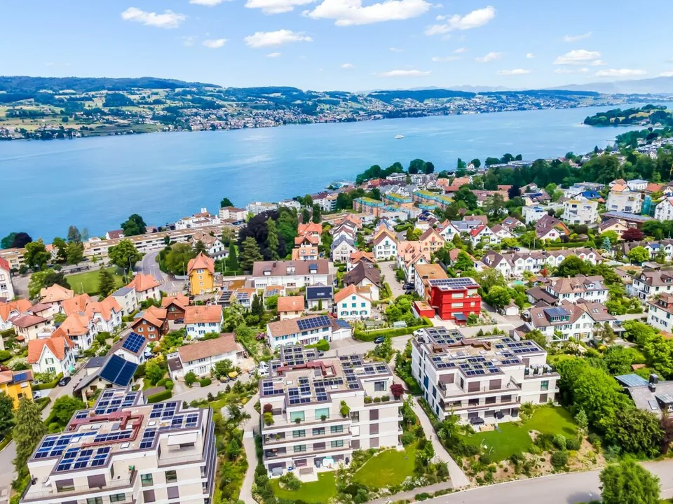 Vivere sul lago di Zurigo: appartamento giardino moderno con molta luce