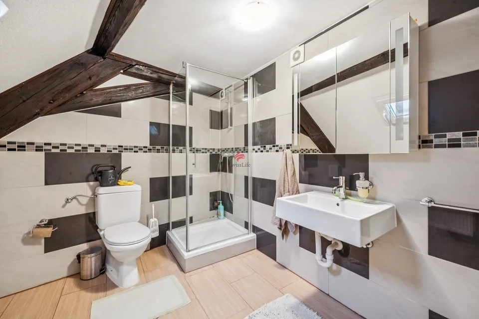 Casa multifamiliare attraente con redditi locativi stabili – foto 7 di 10