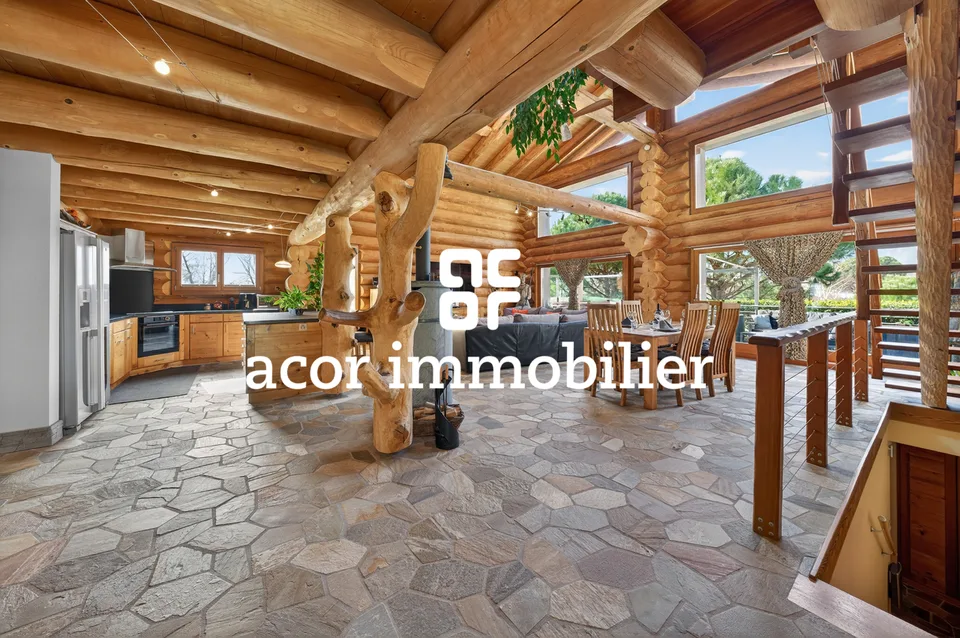 Villa en rondins de bois au style chalet canadien
