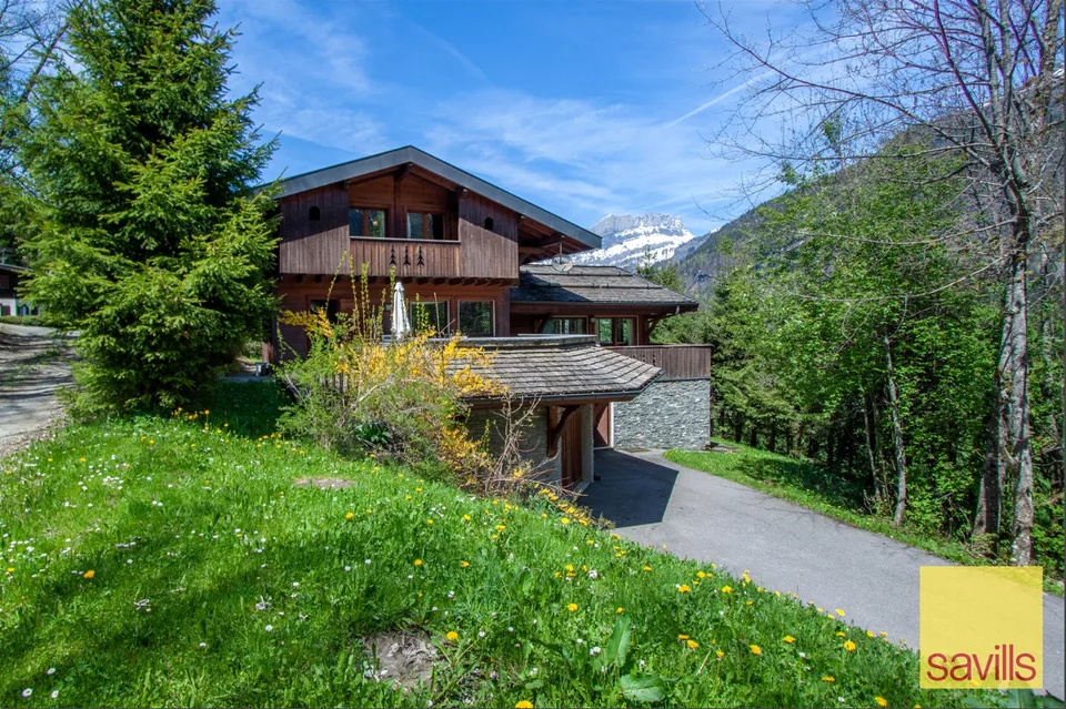 Herrlich gelegenes separates Chalet mit fünf Schlafzimmern und atemberaubendem Blick auf den Mont Blanc