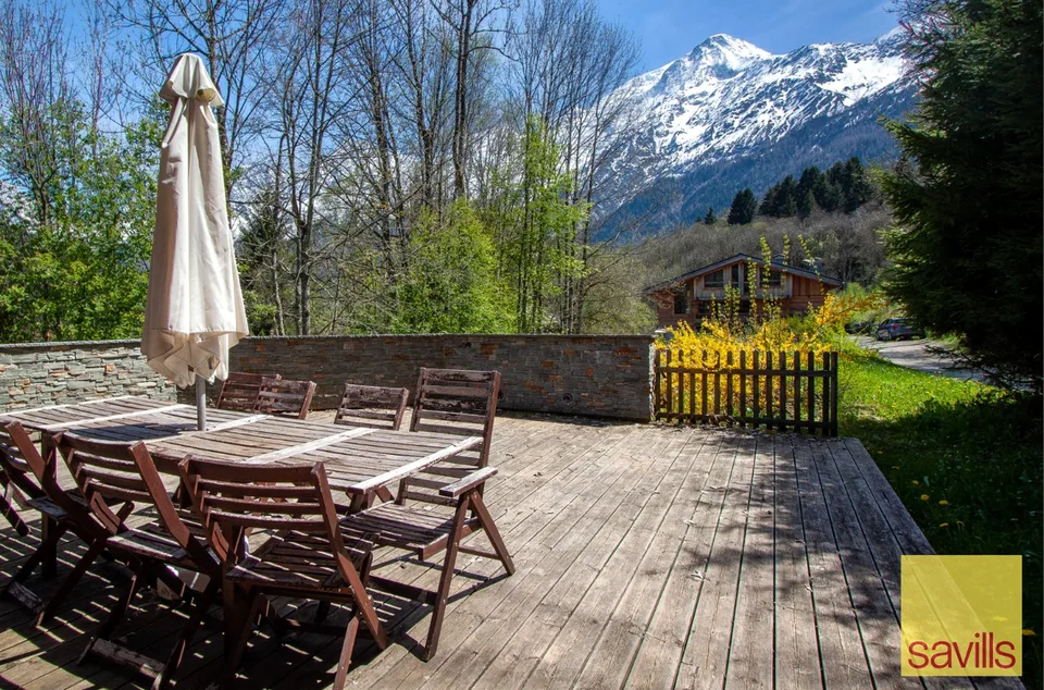 Delizioso chalet separato con cinque camere da letto e vista mozzafiato sul Monte Bianco