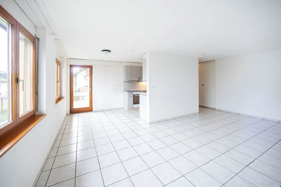 Appartamento attraente di 3,5 locali con balcone incluso locale di deposito in cantina e posto auto a Oberbipp