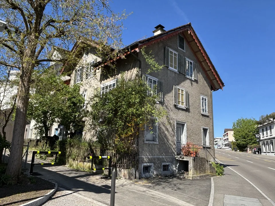 Grosszügiges Wohnhaus in Seenähe