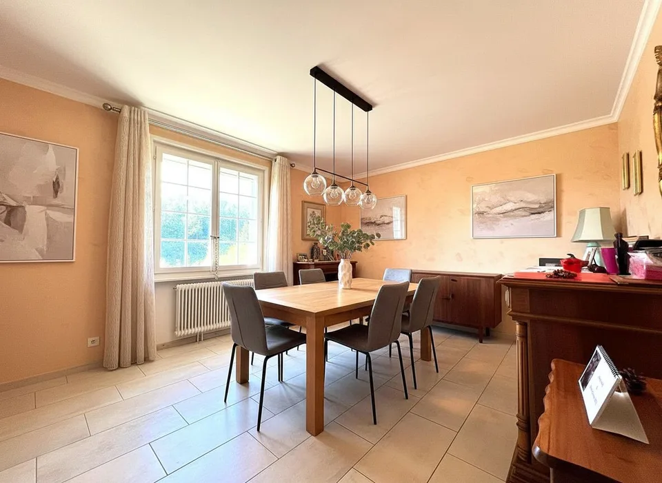 Casa unifamiliare con 6.5 locali / 4 camere da letto / 3 bagni / 1 balcone / Grande giardino di 1150m² / 2 box