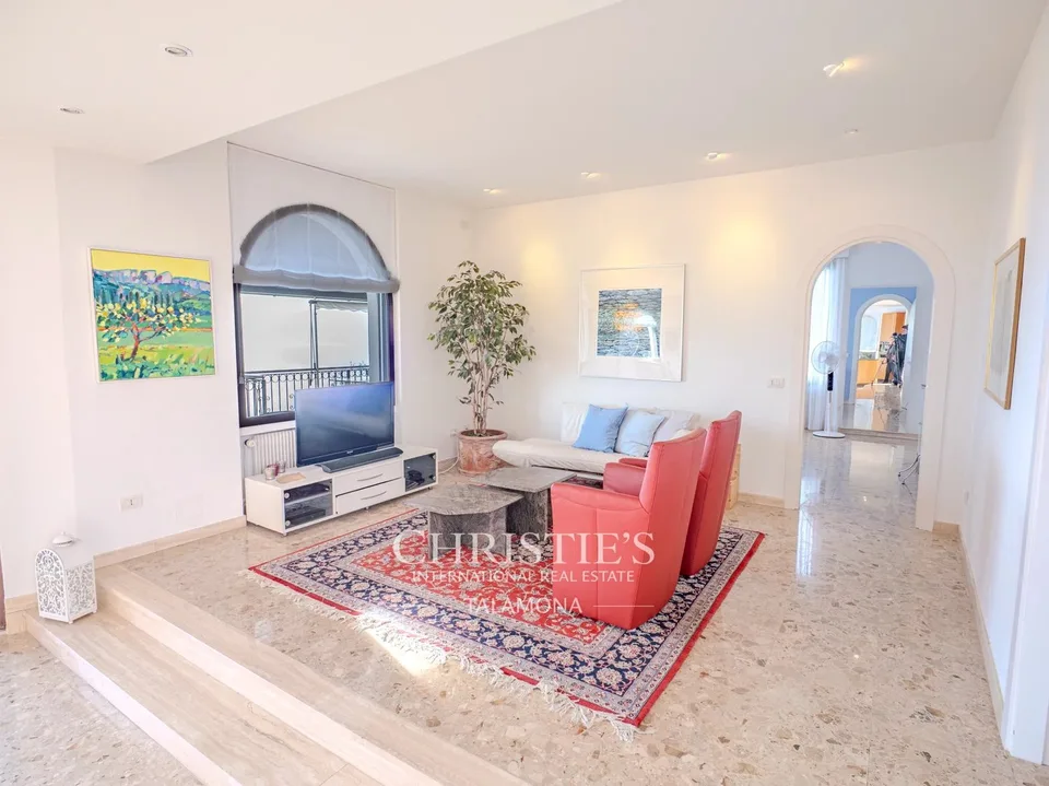 Villa mit Panoramablick, Terrasse und Pool in Luino