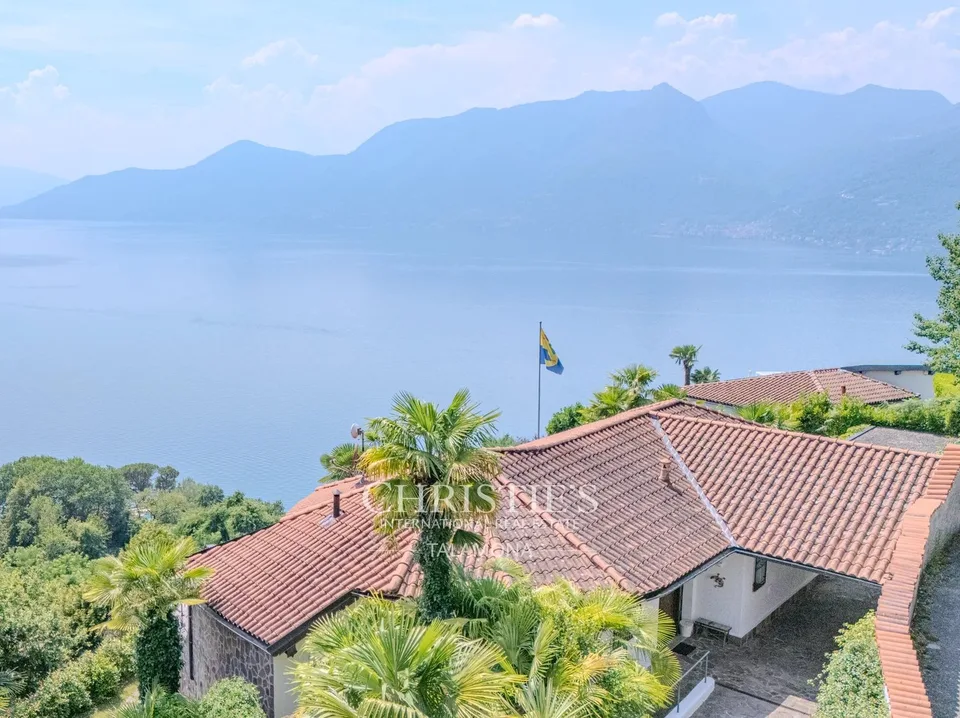 Villa mit Panoramablick, Terrasse und Pool in Luino