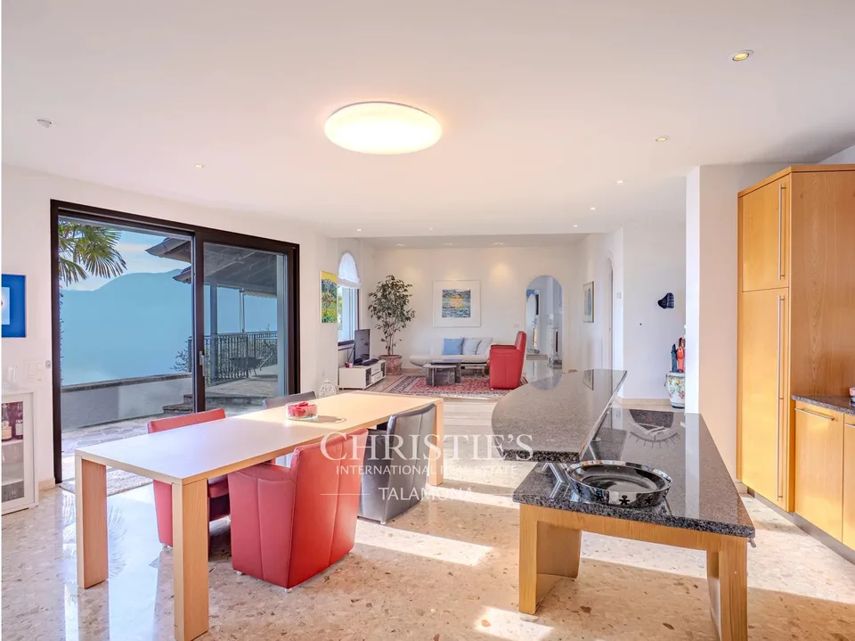 Villa mit Panoramablick, Terrasse und Pool in Luino – Foto 10 von 13