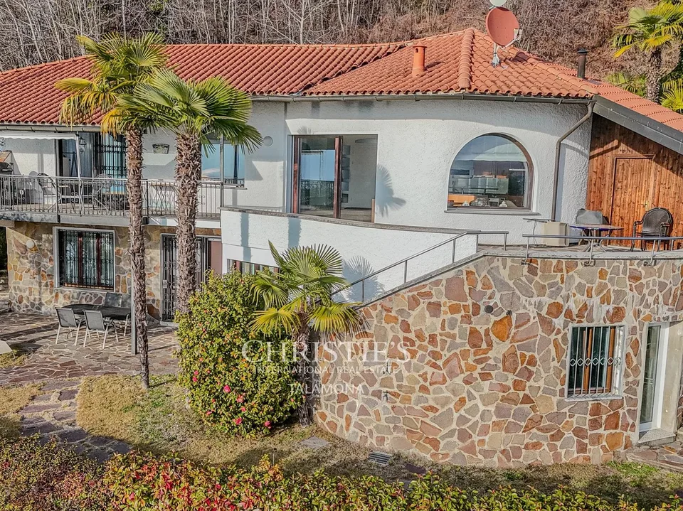 Villa mit Panoramablick, Terrasse und Pool in Luino