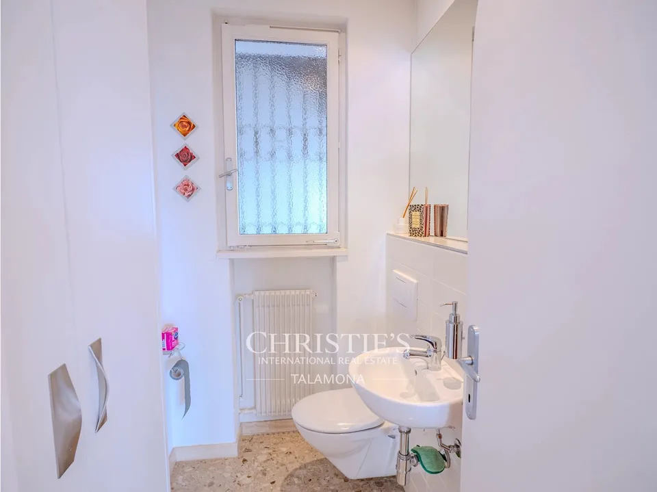 Villa mit Panoramablick, Terrasse und Pool in Luino – Foto 12 von 13