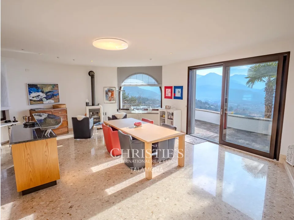 Villa mit Panoramablick, Terrasse und Pool in Luino