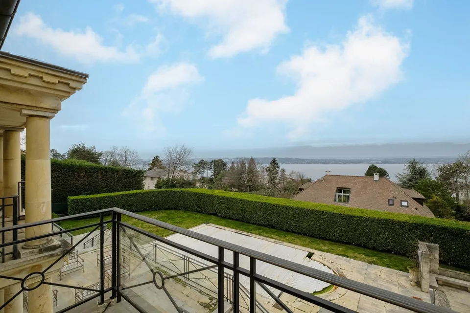 Geräumiges Herrenhaus mit 2 Wohnungen und Seeblick