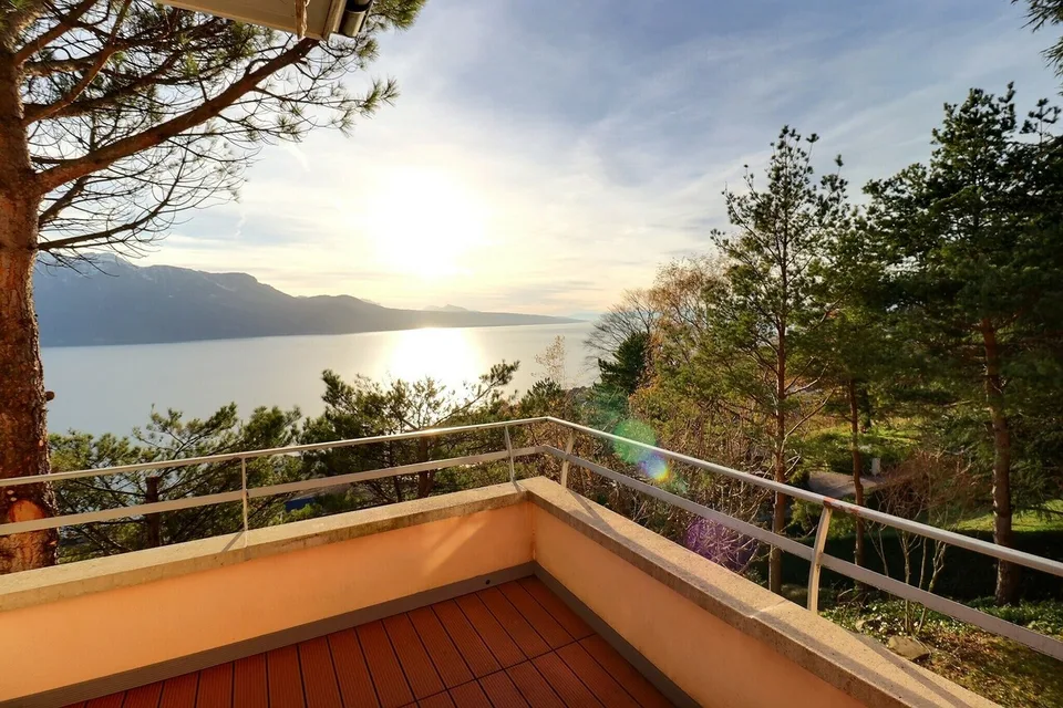 Spacieuse villa bénéficiant d'une vue imprenable sur le lac