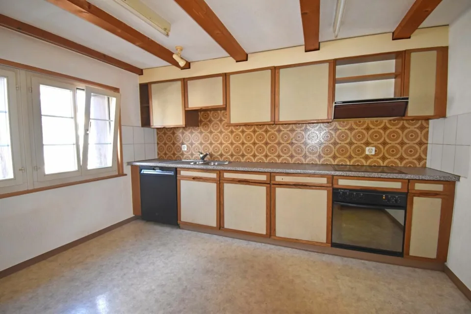Casa a schiera con potenziale di ristrutturazione e mezza casa a schiera affittata in opzione