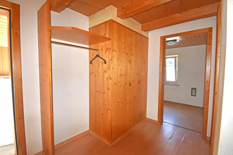 Casa a schiera con potenziale di ristrutturazione e mezza casa a schiera affittata in opzione