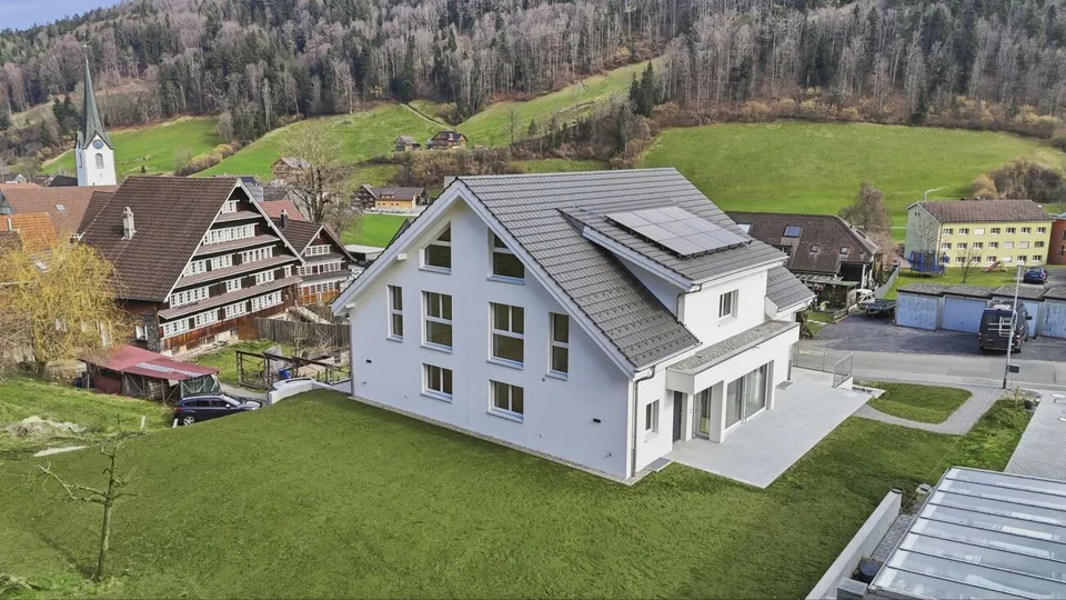 Moderne Doppelhaushälfte im Grünen mit Säntissicht – bezugsbereit