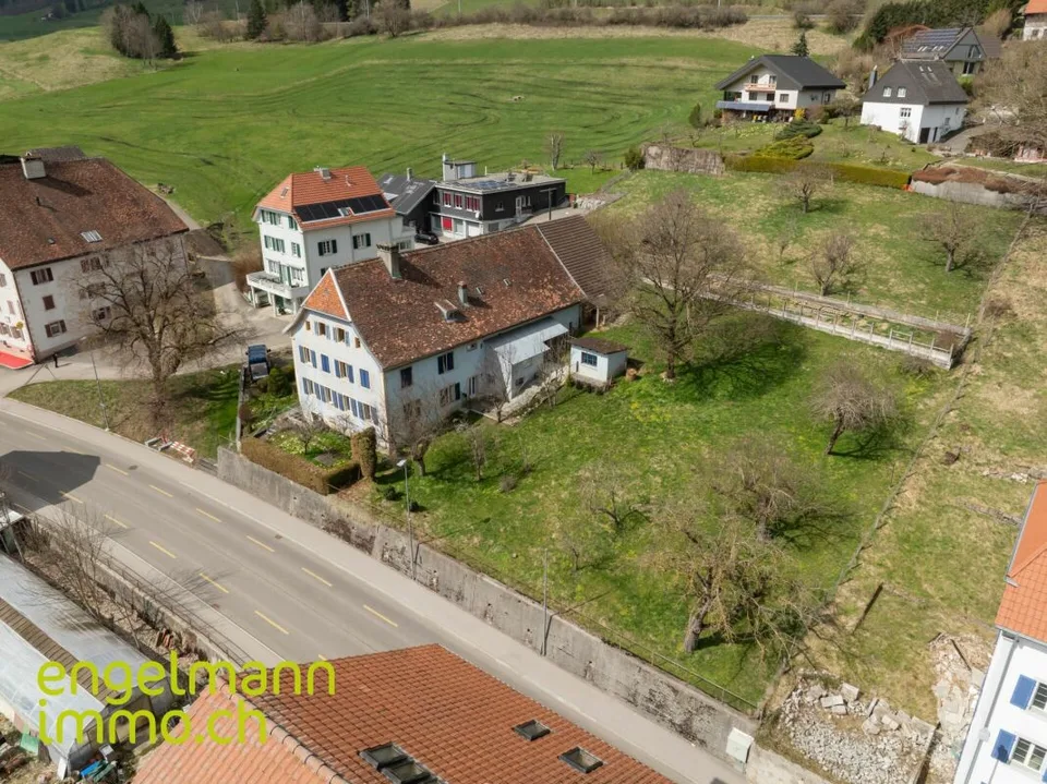 Ancienne ferme de 2 appartements et nombreux espaces annexes / Ehemaliges Bauernhaus mit 2 Wohnungen und diverse Nebenräume