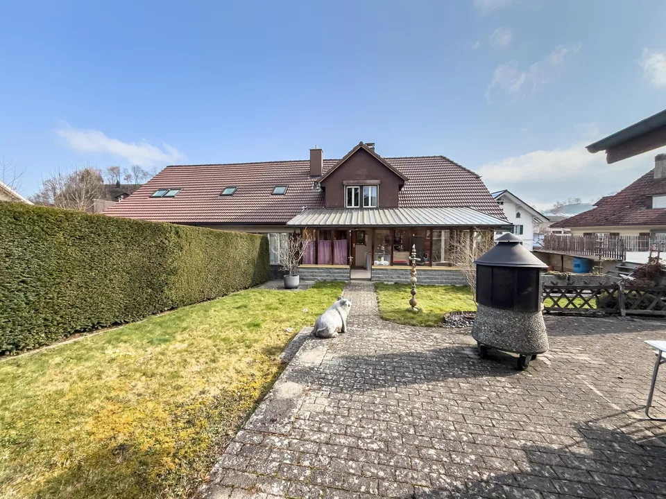 Maison d'habitation et commerciale bien entretenue à Melchnau à vendre