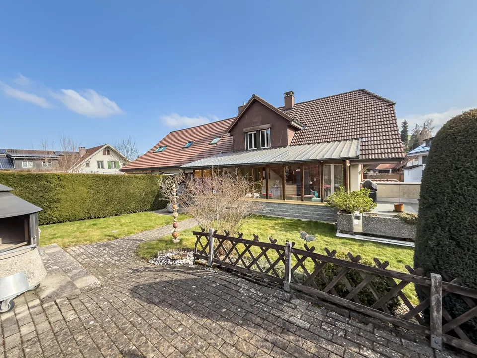 Maison d'habitation et commerciale bien entretenue à Melchnau à vendre