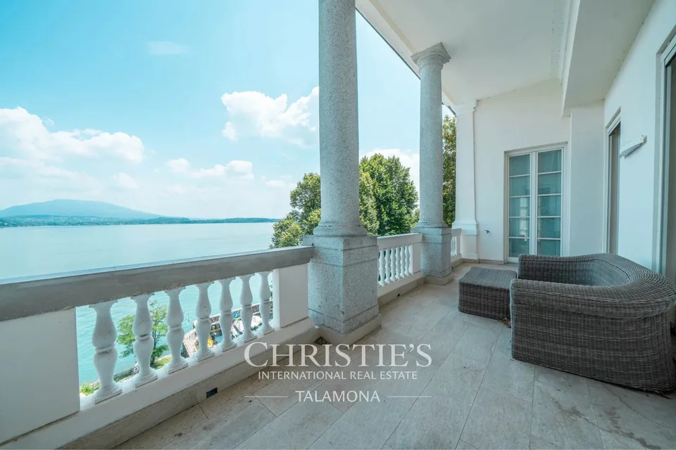 Villa di prestigio con piscina, parco e pontile sul lago a Belgirate